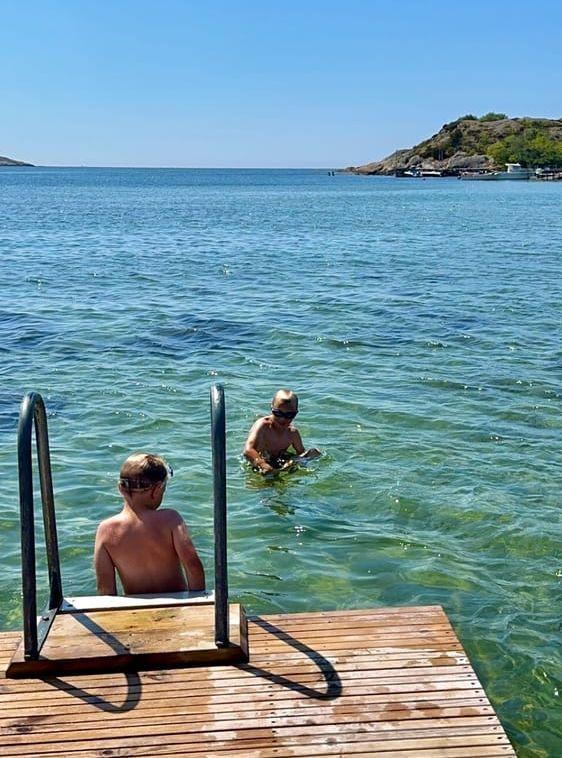 Erik och Oskar svalkar sig vid bryggan i Smarholmen.