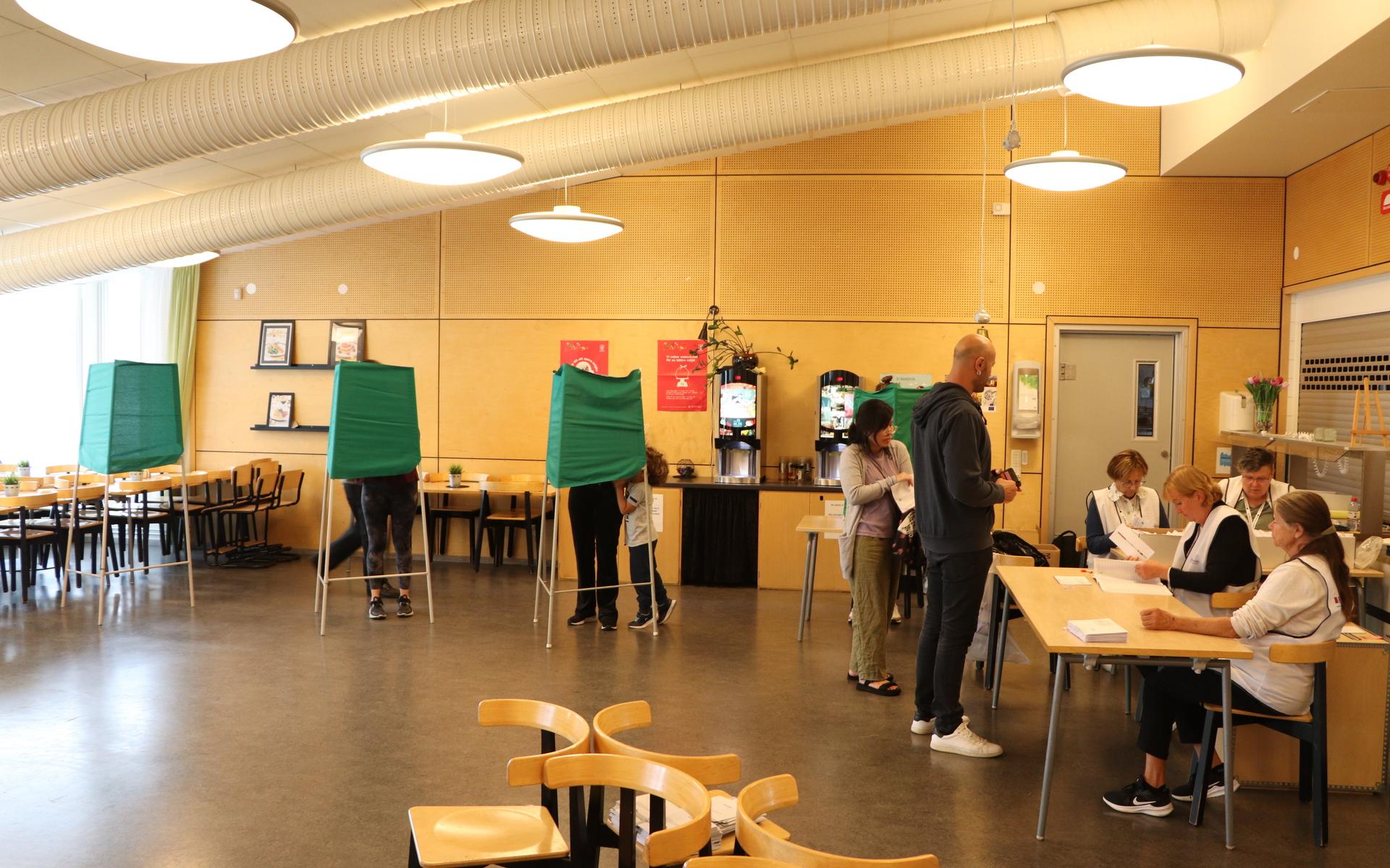 Det var lugnt vallokalen i Åsa Gårdsskola i perioder. 